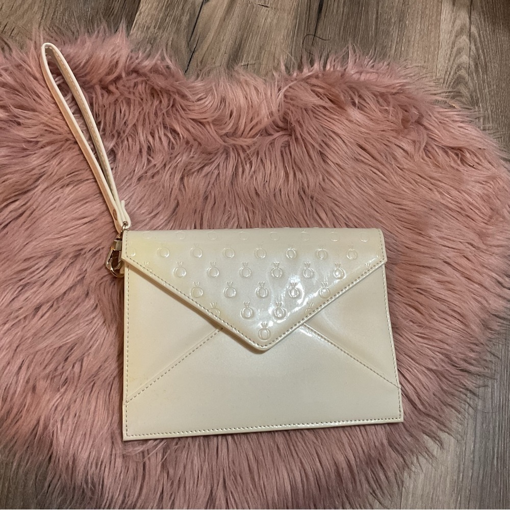 Pandora White Wristle/ Clutch OS